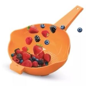 Tupperware 2 Quart Colander Strainer with Handle in Orange